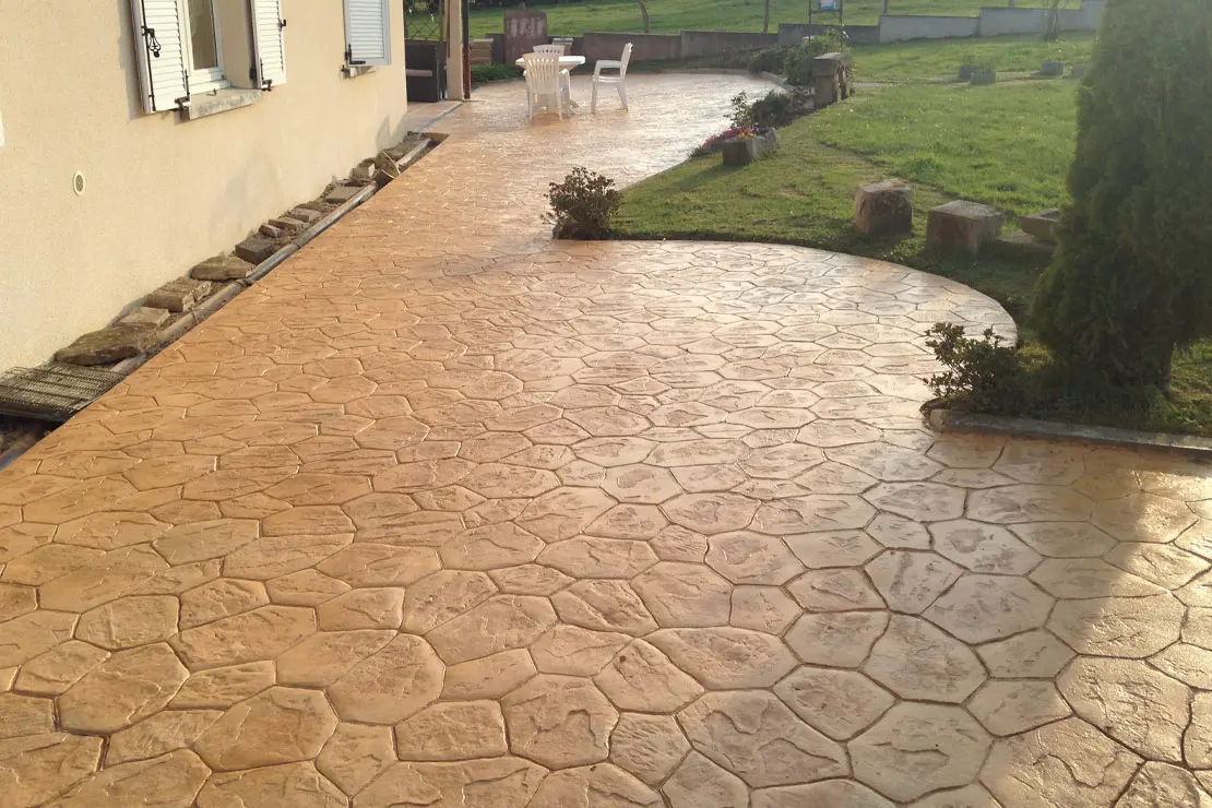 Jardin avec revêtement en béton imprimé à Montauban Jardin avec revêtement en béton imprimé à Montauban